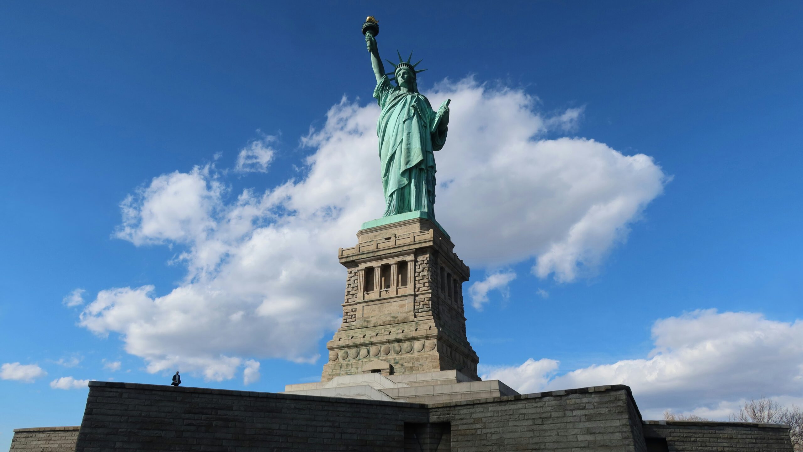 the statue of liberty is on top of a building